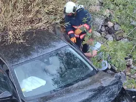Elazığ’da otomobil şarampole yuvarlandı: 1 yaralı
