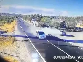 Elazığ’da trafik kazası güvenlik kamerasına yansıdı
