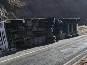 Elazığ’da virajı alamayan tır, devrildi

