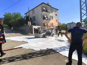 Elazığ’da yanan araç küle döndü
