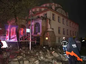 Elazığ’da yıldırımın isabet ettiği caminin minaresi yıkıldı
