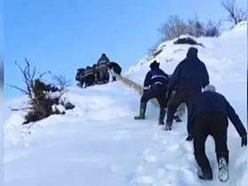 Elektrik şirketi ekipleri, kar yağışının 1 metreyi aştığı bölgede çalışmalarını sürdürüyor
