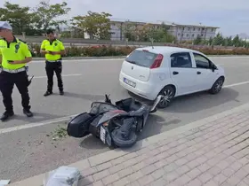 Elektrikli bisiklet park halindeki otomobile çarptı: 1 yaralı
