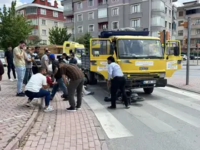 Elektrikli bisikletin Kamyonetin altında kalmasıyla 3'ü çocuk 4 kişi yaralandı