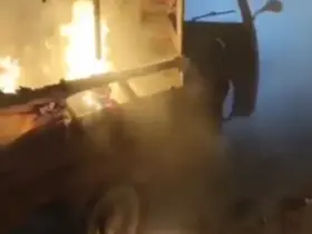 Elektrikli kağıt toplama aracı alev aldı, yangın söndürme tüpleri işe yaramadı
