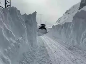 Eleşkirt’te çığ düşen Hayrangöl Köyü yolu ulaşıma açıldı
