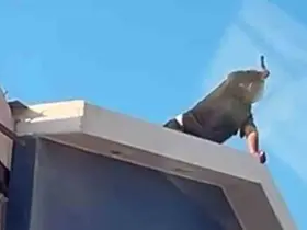 Elindeki bıçakla korku dolu anlar yaşatan şahsı ekipler ikna etti
