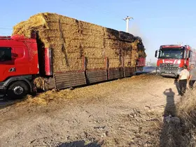 Elmadağ’da bir kamyonetteki saman balyaları yandı
