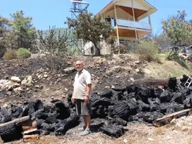 Emekli itfaiyeci, yılların tecrübesiyle evini alevlere teslim etmedi
