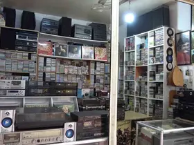 Emekli olunca evdeki kaset ve plaklarla iş yeri açtı

