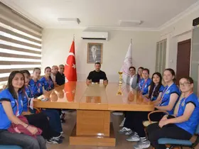 Emet Kaymakamı Başkapan, il birincisi kız voleybol takımını kabul etti
