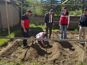 Emet’te minik eller toprakla buluştu
