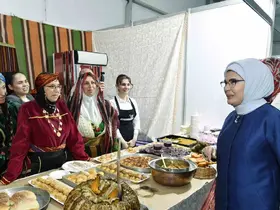 Emine Erdoğan, 5. Rize Gastronomi Günleri’ne katıldı: "Bu anlamlı buluşma, Rize’nin kültürel hafızasını da geleceğe taşıyan bir adım"
