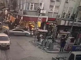 Eminönü’nde fren yerine gaza basan sürücü vatandaşların arasına daldı

