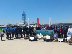 Enez’de kurbağa adamlar deniz dibindeki atıkları temizledi
