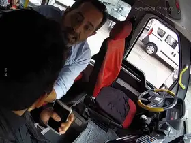 Engelli bireyi önce otobüsten indirdi, sonra darp etmeye çalıştı
