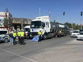 Engelli kız çocuğu ile annesine tır çarptı: Tırın altında kalan anne olay yerinde hayatını kaybetti
