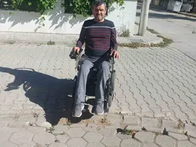 Engelli vatandaşlar bozulan kaldırımı kullanamıyor
