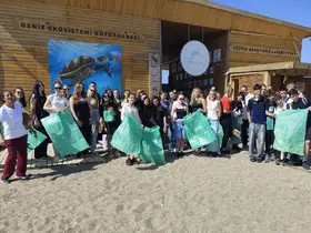 Erasmus ile Manavgat’a gelen öğrenci ve öğretmelerden temizlik etkinliği
