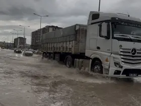 Ergani’yi sağanak vurdu, yollar göle döndü
