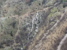 Eriyen kar suları şelaleye dönüştü
