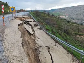 Eruh kara yolunda heyelan: Yolun bir bölümü çöktü

