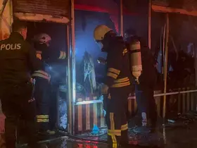 Erzincan’da gece yarısı yangın paniği: Çantacı dükkânı küle döndü
