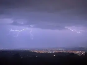 Erzincan’da geceyi aydınlatan şimşek ve yıldırımlar kamerada
