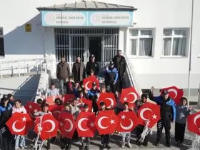 Erzincan’da gökyüzünü polisler ve çocuklar birlikte renklendirdi
