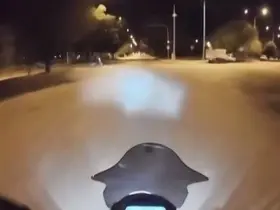 Erzincan’da iki motosikletin çarpışma anı kask kamerasına yansıdı
