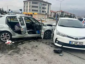 Erzincan’da iki otomobil çarpıştı: 2 yaralı
