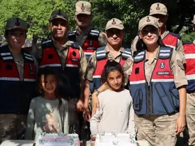 Erzincan’da jandarmadan minik kalplere doğum günü sürprizi
