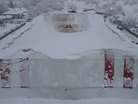 Erzincan’da kardan halı sahanın brandası çöktü
