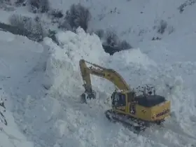 Erzincan’da köy yoluna çığ geldi
