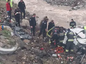 Erzincan’da otomobil dereye uçtu: 2 ölü, 1 ağır yaralı
