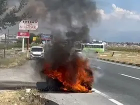 Erzincan’da otomobil küle döndü! Sürücünün sigaralı müdahalesi dikkat çekti
