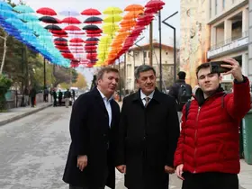 Erzincan’da rengârenk şemsiyelerle kaplanan sokak ilgi görüyor
