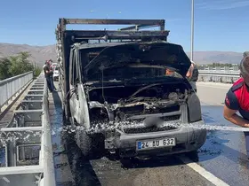 Erzincan’da seyir halindeki kamyon alev alev yandı
