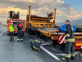 Erzincan’da seyir halindeki tırın dorsesi yandı
