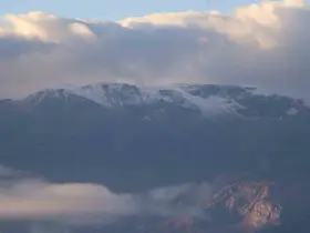 Erzincan’ın etrafını çeviren dağların yüksek kesimlerine mevsimin ilk karı düştü
