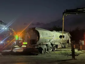 Erzin’de yakıt yüklü tanker devrildi
