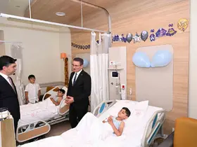 Erzurum Valisi Baruş, Şehir Hastanesi’nde sünnet olan çocukları ziyaret etti
