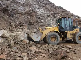 Erzurum’da heyelan yolu kapattı
