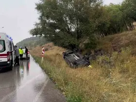Erzurum’da kayganlaşan yolda belediye aracı devrildi: 2 yaralı

