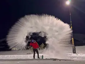Erzurum’da kaynar su havada dondu

