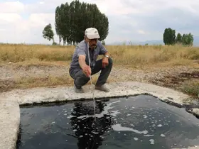 Erzurum’da kuyudan çıkan suyun köpükleri alev alıyor, elleri yumuşatıyor
