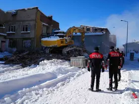 Erzurum’da metruk binalar yıkılıyor
