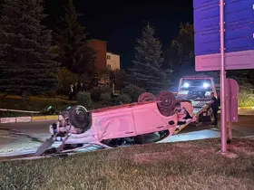 Erzurum’da otomobil refüje çıkıp takla attı: 3 yaralı

