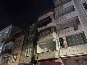 Esenyurt’ta 3 katlı binanın çatısı alev alev yandı
