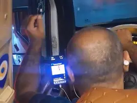 Esenyurt’ta minibüs şoförünün seyir halindeyken video izlediği anlar kamerada
